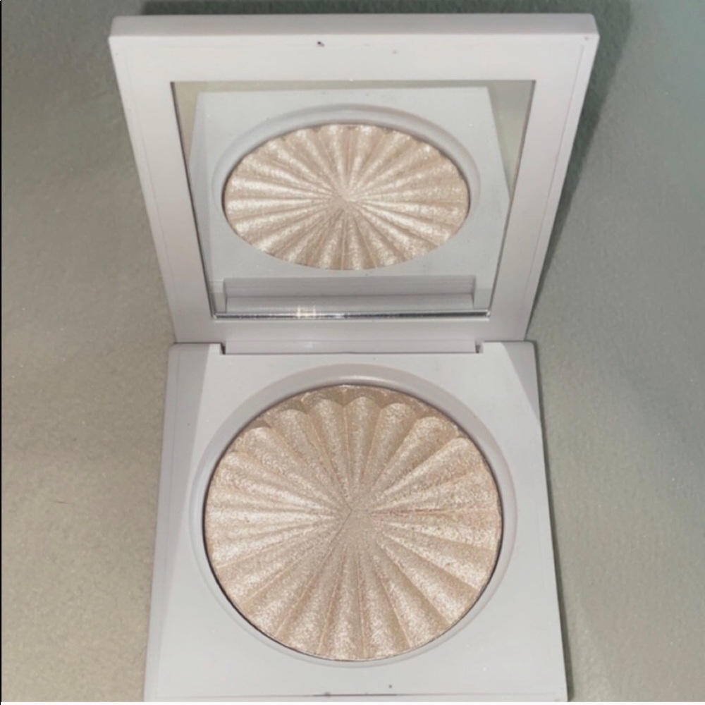 NikkieTutorials ofra highlight. New. Unused
